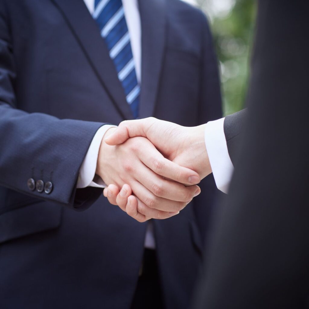 Das Bild symbolisiert den Austausch und die partnerschaftliche Zusammenarbeit mit Stakeholdern, um gemeinsam nachhaltige und zukunftsfähige Lösungen zu schaffen.