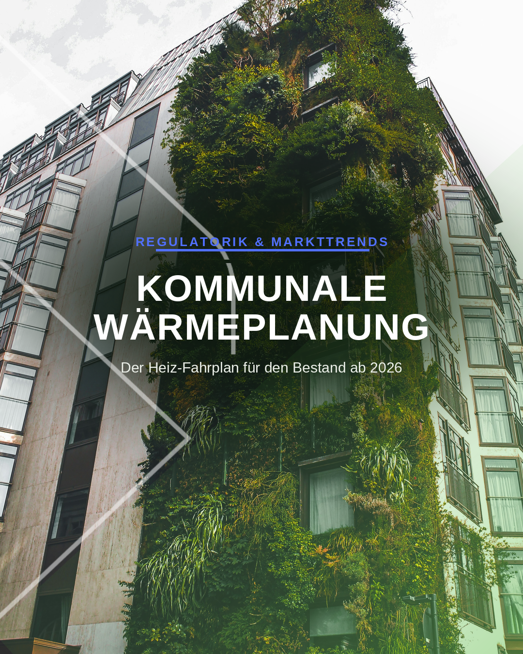 Modern building with a dense vertical garden covering the facade, overlaid with the title 'KOMMUNALE WÄRMEPLANUNG' and subtitle 'Der Heiz-Fahrplan für den Bestand ab 2026'